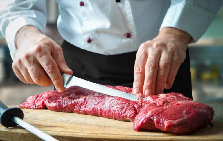 Lire la suite à propos de l’article Les Bouchers Roumains : Gardiens de la Tradition et Maîtres de la Découpe