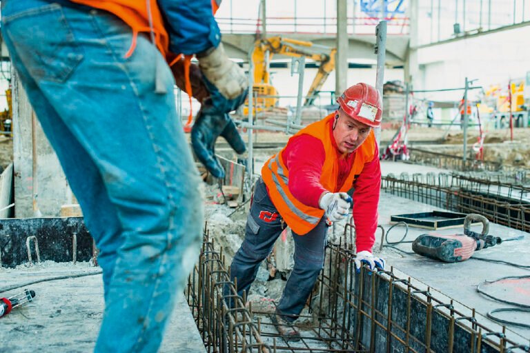 Lire la suite à propos de l’article Coffreurs-bancheurs roumains : Des experts en gros œuvre pour vos projets de construction en France