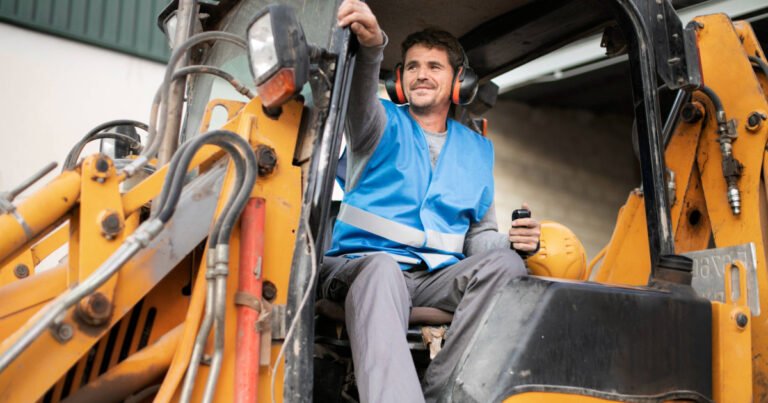 Lire la suite à propos de l’article Conducteur d’Engin : Un Métier Essentiel dans les Travaux Publics et le BTP